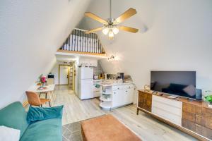 Cozy Cabin with Fire Pit Walk to Lake Taneycomo!