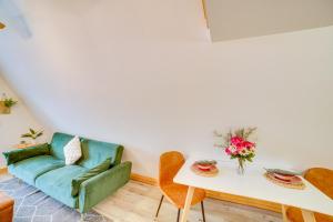 Cozy Cabin with Fire Pit Walk to Lake Taneycomo!