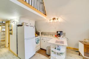 Cozy Cabin with Fire Pit Walk to Lake Taneycomo!