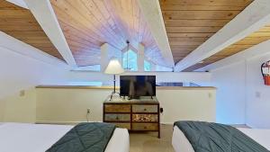 Crestwood 2303 Deluxe 1 Bedroom Plus Loft