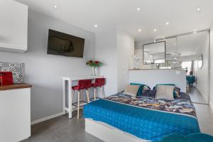 Blue moon Heliopolis