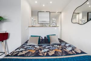 Blue moon Heliopolis