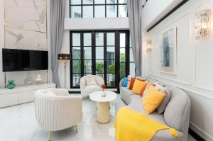 Stylish 7Beds Poolhouse with Cinema Lift - 2min to BTS