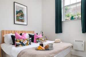 Stunning 1 Bedroom Apartment in a Converted Chapel - Free Parking, Smart TV, Fast WiFi and Self-Check-In by Yoko Property