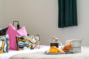 Stunning 1 Bedroom Apartment in a Converted Chapel - Free Parking, Smart TV, Fast WiFi and Self-Check-In by Yoko Property