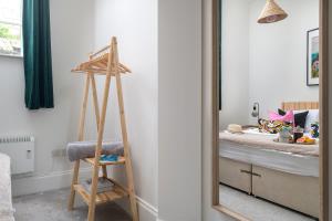 Stunning 1 Bedroom Apartment in a Converted Chapel - Free Parking, Smart TV, Fast WiFi and Self-Check-In by Yoko Property