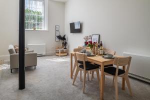 Stunning 1 Bedroom Apartment in a Converted Chapel - Free Parking, Smart TV, Fast WiFi and Self-Check-In by Yoko Property