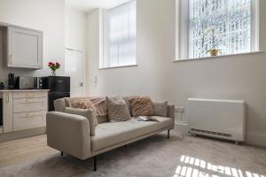 Stunning 1 Bedroom Apartment in a Converted Chapel - Free Parking, Smart TV, Fast WiFi and Self-Check-In by Yoko Property