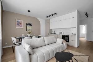 Ochota Three-Bedroom Apartment - 79m2, Parking, Balcony - by Rentujemy