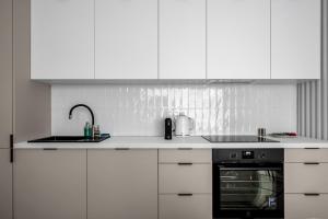 Ochota Three-Bedroom Apartment - 79m2, Parking, Balcony - by Rentujemy