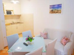 Apartments & Rooms Cakelic II