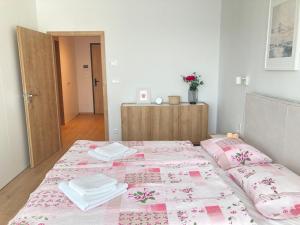 Pinia Slnava 01 - Luxury lakeside apartment with pool