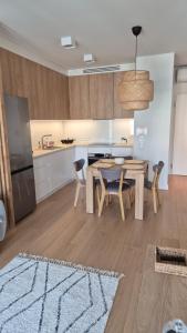 Luxurious Cinnamon Apartment, self check-in 24h, free parking, air-conditioning