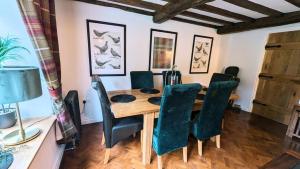 Rural Cottage! Wood-fired Hot Tub Bliss Awaits