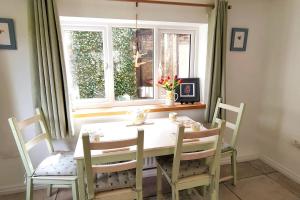 Rural Cottage! Wood-fired Hot Tub Bliss Awaits