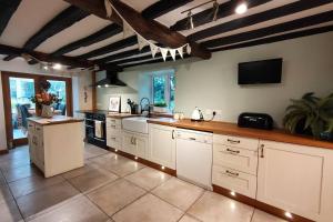 Rural Cottage! Wood-fired Hot Tub Bliss Awaits