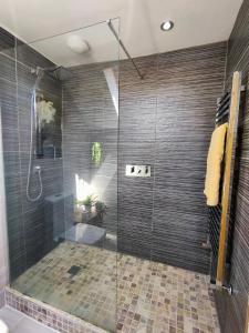 Rural cottage! Wood-fired hot tub Bliss awaits