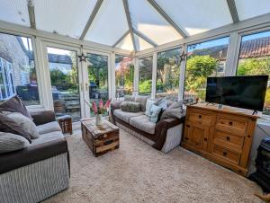 Rural Cottage! Wood-fired Hot Tub Bliss Awaits