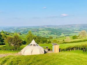 Luxury Stargazing Glamping - Seren Hardd with Hot Tub