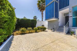 Modern Home with Wifi and Beach Access Golem