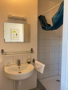 B&B / Chambres d'hotes Mas Lluganas : Chambre Triple Confort avec Douche
