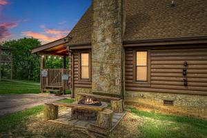 Minutes to Dollywood &The Island in Pigeon Forge Hot tubOutdoor FirepitGas GrillIndoor Fireplace