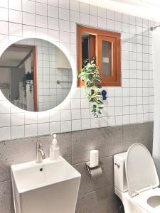 Hongik University Station 10 minutes,Hongdae, Yeonnam, Yeonhui,Mapo Best location for travelers,Unique interior