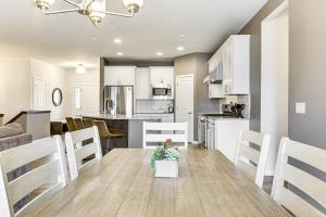 Spacious and Modern Home with Deck in Oregon!