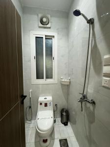 شقة فندقية من غرفة و صالة مع بالكونة مطلة