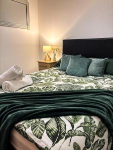 The Trafford Luxe , Garage Parking, Self Check-in Anytime - Perfect for Late Arrivals, Ultra- Fast Wi-Fi, 5 mins to Old Trafford Stadium