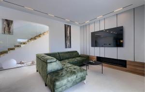 3 Bedroom Cozy Home In Nedescina 