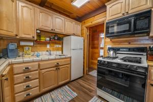 The Scandinavian Bear - Close to Slopes, Smart TV, Fireplace, Deck, BBQ