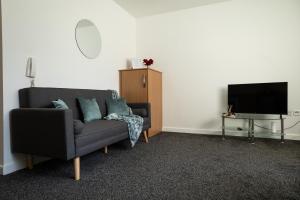 The Trafford Luxe , Garage Parking, Self Check-in Anytime - Perfect for Late Arrivals, Ultra- Fast Wi-Fi, 5 mins to Old Trafford Stadium