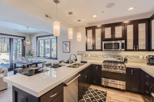 Blackstone Mountain Retreat #21! Walk to the Lifts! by SkyRun Park City