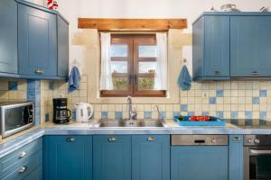 Arodamos Villa with a pool, childrens games, and BBQ, perfect for 23 people!