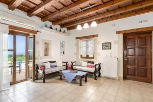 Arodamos Villa with a pool, childrens games, and BBQ, perfect for 23 people!