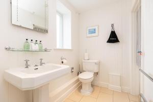 Comfy with Sea View room in The Beach House