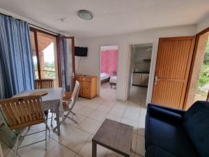 Villages vacances Bungalows Du Maquis : photos des chambres