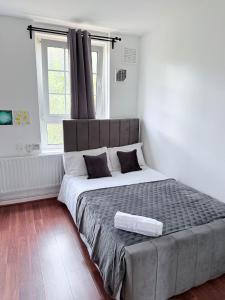 Shadwell chic stay- twin private room with shared bathroom for 4 people , 3 minutes to station, near central London