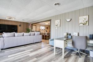 9 Mi to Shore Home with Hot Tub in Howards Grove!