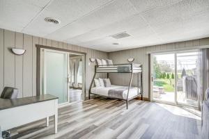 9 Mi to Shore Home with Hot Tub in Howards Grove!