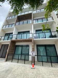 Amazing new comfy apartment steps from the beach