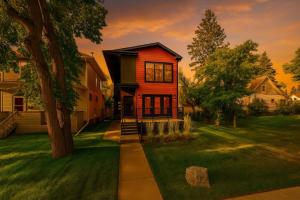 Chic Hideaway-King Bed-Fireplace-DT-WEM-Garage - 4hvězdičkové hotely ve městě Edmonton