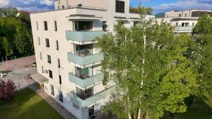 Simcity VII I Downtown 24 7 w parking and terrace