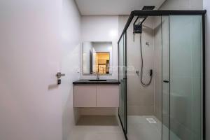 413 Flat Moderno e Bem Localizado a 120 metros da praia de Bombinhas Até 4 Pessoas