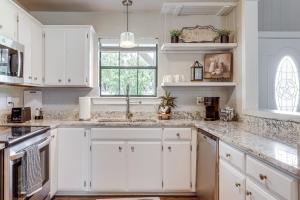 3 Mi to Boerne Lake Getaway with Deck and Yard!