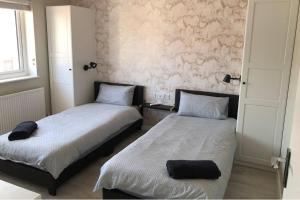 3 Bed House - Sleeps 6 - Garden - Parking - Wifi