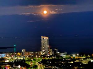 Heavenly 2-Bedroom Retreat with Stunning sea & Garden Vistas