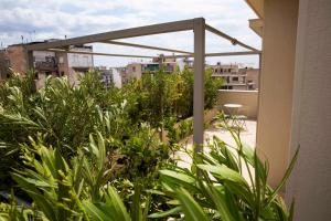 Contemporary Athenian Escape GHH