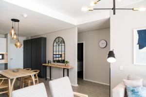 Axis Luxury Two Bed Apartment- Mountain and Ocean View -Century City